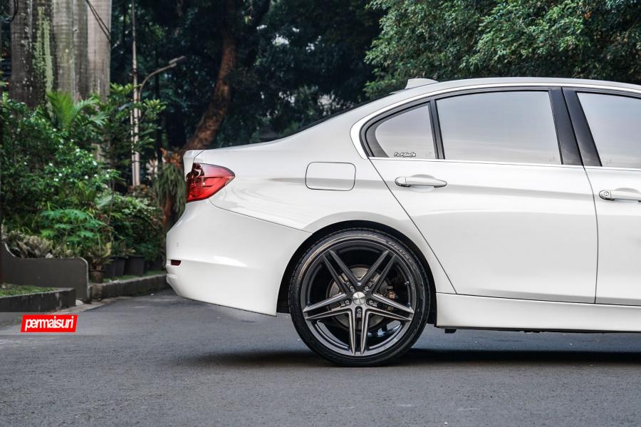 Детали экстерьера BMW 320d Sedan on Vossen Wheels (VFS5) 2017 года  (фото 5 из 11)